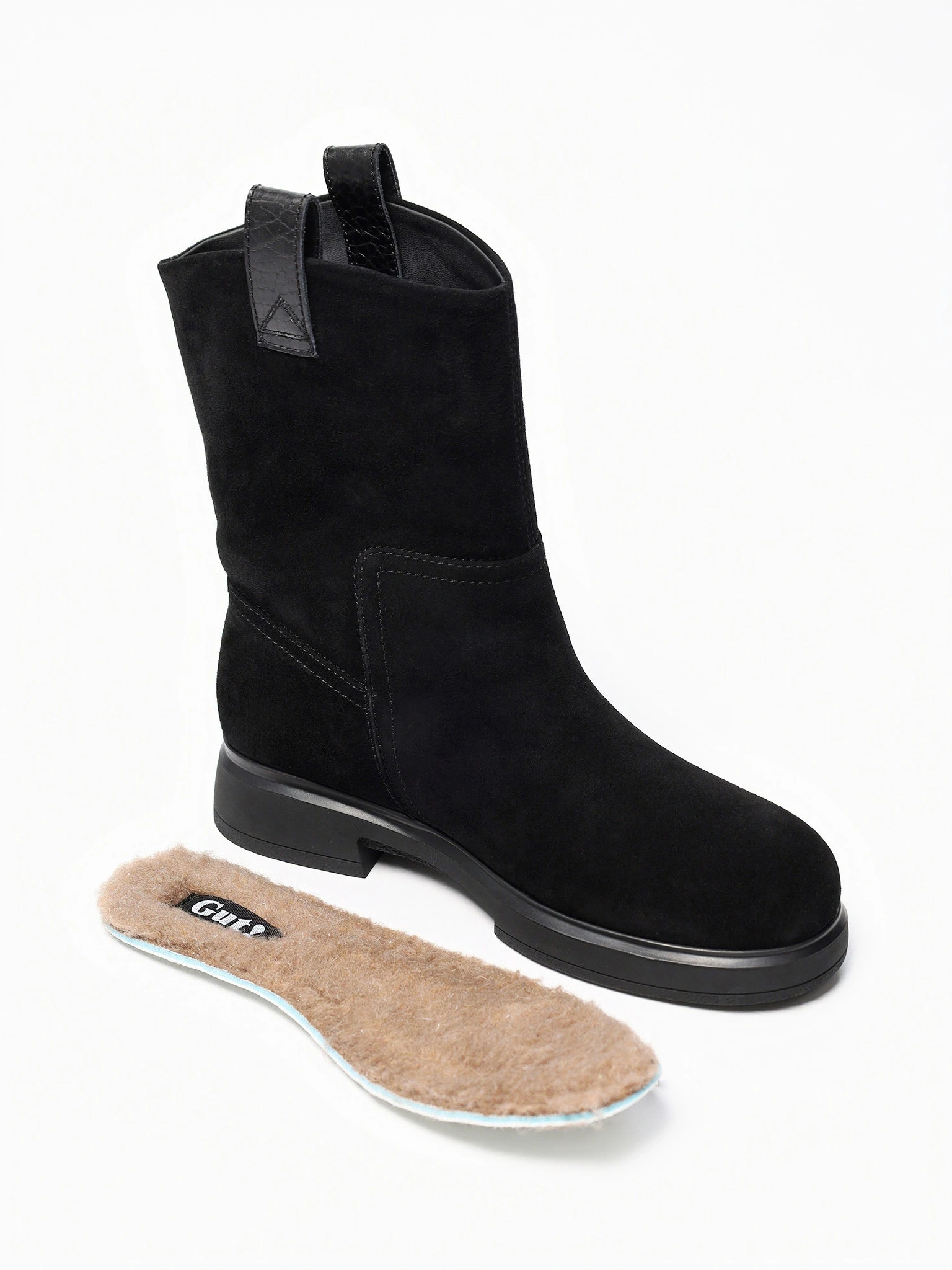 Ботинки черного цвета без застежки на среднем каблуке